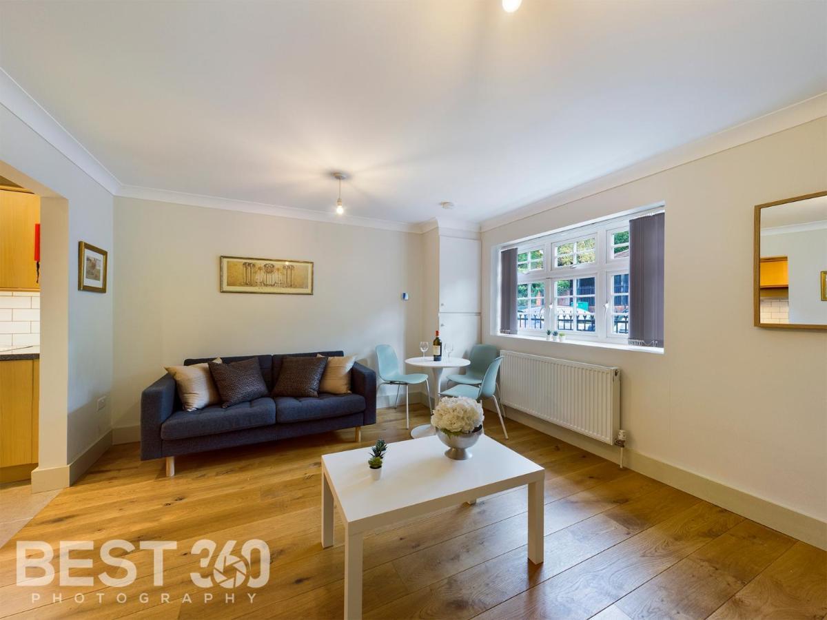 Redhill Town Centre Apartment By Livingo Экстерьер фото